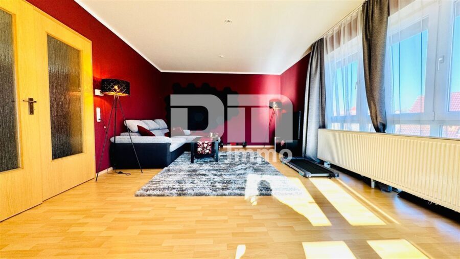(R)eserviert!Gepflegtes Mehrfamilienhaus mit 7 Wohneinheiten - 1.OG rechts Wohn / Esszimmer / Zugang Balkon